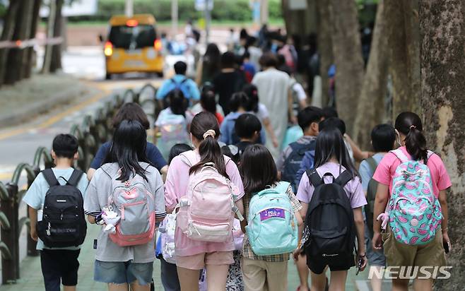 [서울=뉴시스] 서울 시내 한 초등학교에서 수업을 마친 학생들과 보호자들이 하교하고 있다. (사진=뉴시스 DB. 사진은 기사와 직접 관련이 없습니다.). photo@newsis.com