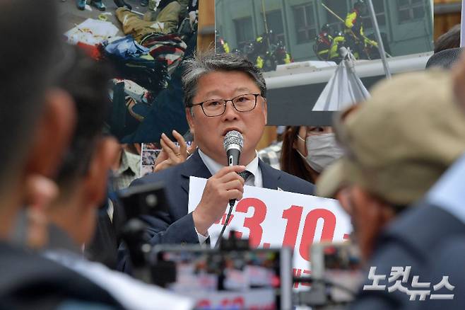 지난 2019년 5월 13일 오후 서울광화문광장에서 열린 대한애국당 태극기 애국열사 5인 진상규명 및 책임자 처벌촉구 기자회견에서 조원진 대표가 발언하고 있다. 박종민 기자