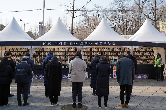 더불어민주당 광주광역시당 소속 주요 당원과 당직자, 12일 서울 용산구 녹사평역 인근에 설치된 10·29 이태원 참사 시민분향소 방문해 분향 및 참배. 민주당 광주광역시당 제공