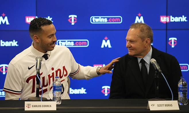 천신만고 끝에 MLB 미네소타 트윈스와 계약한 내야수 카를로스 코레아(왼쪽)가 12일 미국 미네소타주 미니애폴리스 타깃필드에서 열린 입단 기자회견에서 에이전트인 스콧 보라스와 이야기하고 있다. 미니애폴리스=AP연합뉴스