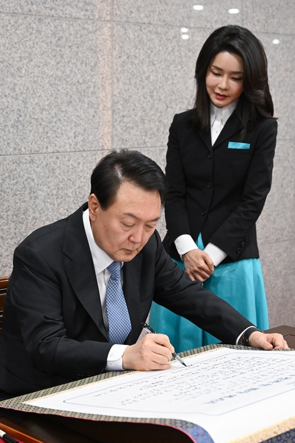 윤석열 대통령이 12일 오후 서울 용산 대통령실 청사를 찾은 ‘칠곡할매글꼴’의 주인공인 칠곡 할머니들이 남긴 방명록에 화답하고 있다. 윤 대통령은 “어르신들 건강하세요. 항상 응원하겠습니다”라고 적어 화답했다. 2023.1.12 대통령실 제공