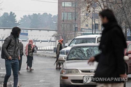 11일 아프간 카불 외교부 청사 인근 자폭테러 현장에서 경계 활동 중인 탈레반 [AFP 연합뉴스 자료사진. 재판매 및 DB 금지]