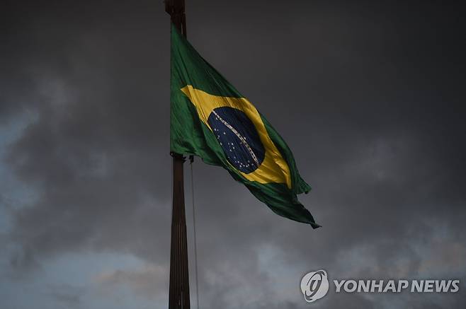 브라질 대법원 청사 앞 바람에 날리는 국기 [AFP 연합뉴스 자료사진. 재판매 및 DB 금지]
