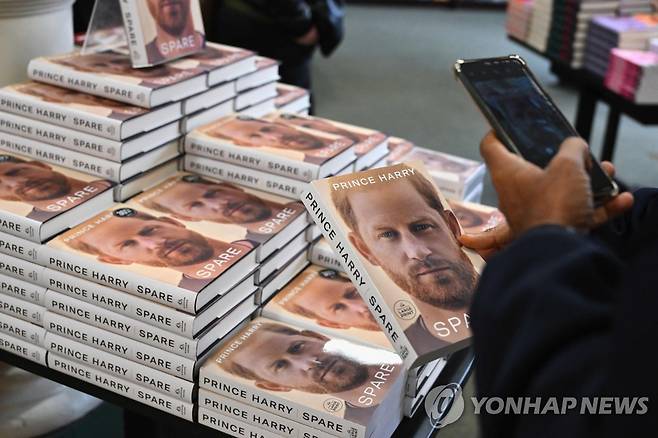 뉴욕 서점에 진열된 해리 왕자 자서전 [AFP=연합뉴스]