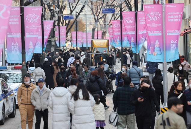 방한 관광 비수기인 겨울철 외국인 관광객을 유입하고자 열리는 쇼핑 문화관광 축제 ‘2023 코리아 그랜드세일’이 12일 개막했다. 사진은 이날 오후 서울 명동거리에 걸린 코리아 그랜드세일 관련 현수막. (사진=연합뉴스)