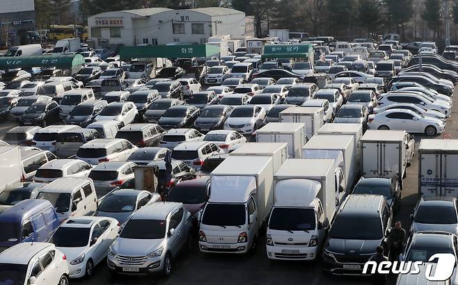 11일 서울 성동구 장안평중고차매매시장에 중고차 매물들이 빼곡하게 쌓여있다. ⓒ News1 박세연 기자