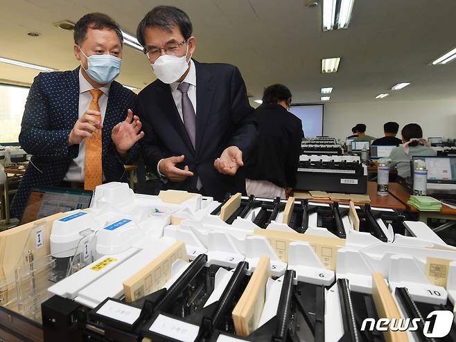 노태악 중앙선거관리위원장(오른쪽)이 서울 송파구 선거관리위원회를 찾아 투표지분류기 운영 교육 현장을 점검하고 있다. (공동취재) 2022.5.17/뉴스1 ⓒ News1 구윤성 기자