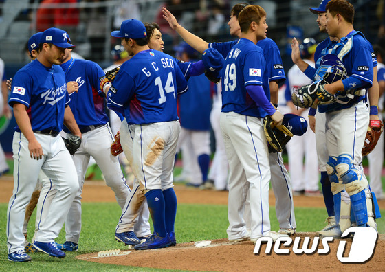 9일 오후 서울 구로구 고척스카이돔에서 열린 2017년 월드베이스볼클래식(WBC) 1라운드 한국과 대만의 경기에서 한국 대표팀 선수들이 하이파이브를 나누고 있다. 이날 경기는 한국이 대만을 상대로 11-8로 승리했다. 2017.3.9/뉴스1 ⓒ News1 임세영 기자