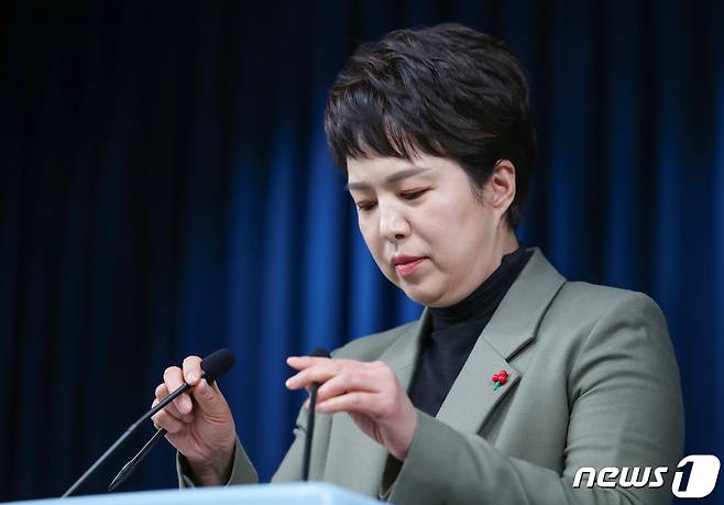 김은혜 홍보수석이 13일 용산 대통령실에서 현안 브리핑을 하기 위해 마이크를 고쳐잡고 있다. 윤석열 대통령은 이날 나경원 전 의원을 저출산고령사회위원회 부위원장 및 기후환경대사 직에서 해임하고 신임 부위원장에 김영미 상임위원을, 기후환경대사에는 조홍식 서울대학교 법학전문대학원 교수를 내정했다. 2023.1.13/뉴스1 ⓒ News1 안은나 기자