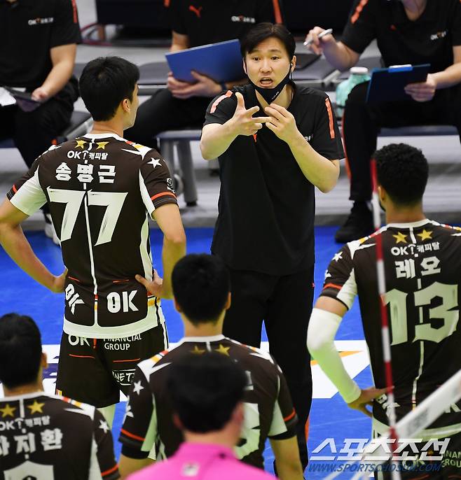 V리그 남자부 한국전력과 OK금융그룹의 경기가 13일 수원실내체육관에서 열렸다. OK금융그룹 석진욱 감독이 작전 지시를 하고 있다. 수원=박재만 기자 pjm@sportschosun.com/2023.01.13/