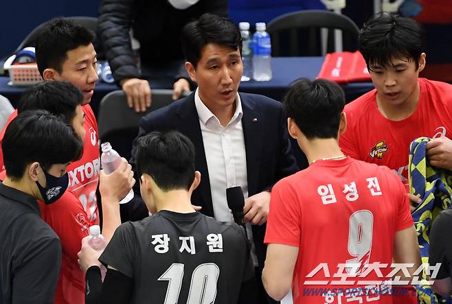 V리그 남자부 한국전력과 OK금융그룹의 경기가 13일 수원실내체육관에서 열렸다. 한국전력 권영민 감독이 작전 지시를 하고 있다. 수원=박재만 기자 pjm@sportschosun.com/2023.01.13/