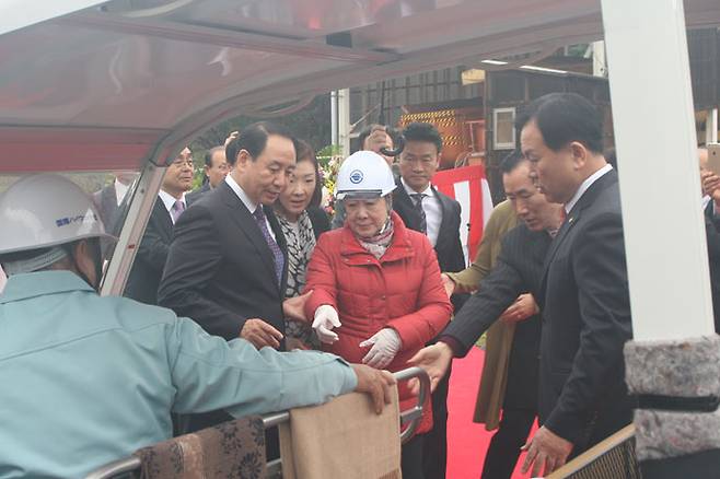 2016년 11월 한학자 총재가 한일해저터널 부지를 시찰하는 모습.(사진출처=국제하이웨이재단)