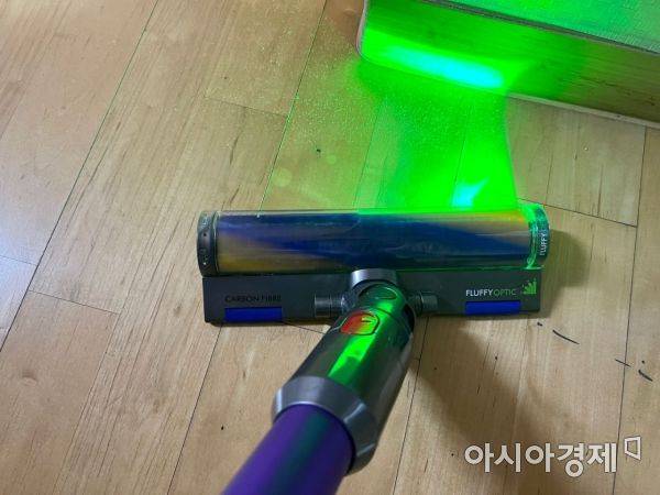 '플러피 옵틱 클리너 헤드'의 일루미네이션 기능은 청소기 헤드에 녹색 레이저를 쏴 먼지를 더 잘 보이게 해줬다. [사진=한예주 기자]