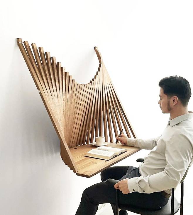 FLOW WALL DESK by Robert van Embricqs