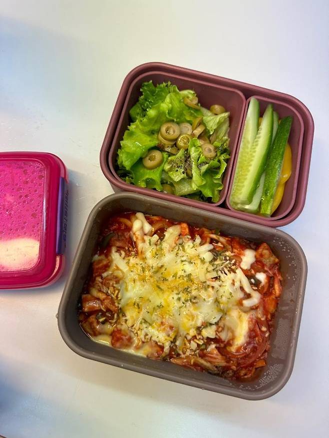 식사 포만감을 높이기 위해 늘 잎채소 듬뿍 샐러드와 오이 반개, 파프리카를 반 개를 곁들인 에디터의 식사.