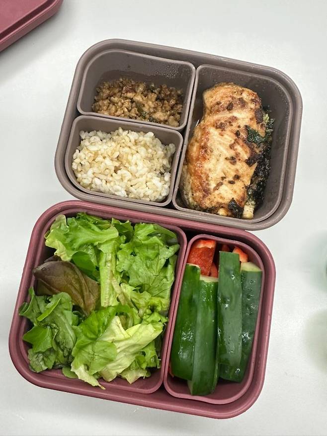 식사 포만감을 높이기 위해 늘 잎채소 듬뿍 샐러드와 오이 반개, 파프리카를 반 개를 곁들인 에디터의 식사.