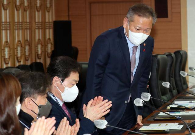 이상민 행정안전부 장관이 13일 서울 종로구 세종대로 정부서울청사에서 열린 정부혁신위원회 출범식에서 인사를 하고 있다. 뉴스1