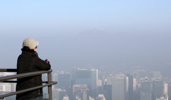 미세먼지가 기승을 부린 8일 오전 서울 남산에서 바라본 도심이 뿌옇게 보이고 있다. 뉴스1