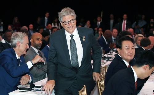 작년 9월 빌 게이츠 ‘빌 앤드 멀린다 게이츠 재단’ 공동 이사장이 미국 뉴욕 한 빌딩에서 열린 글로벌펀드 제7차 재정공약회의에 참석해 연설을 하기 위해 단상으로 향하고 있다. [사진 출처 = 연합뉴스]