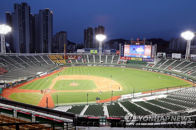 부산 사직야구장이 재건축을 통해 다시 태어날 예정이다. [자료=연합뉴스]