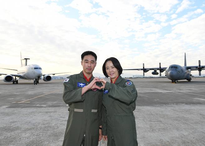 공군 최초 비행대대장 부부인 김익규 중령(왼쪽)과 김민지 중령.  【사진 제공=공군】