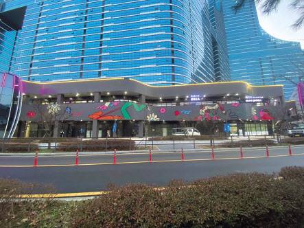 어진동의 한 주상복합 상가는 밋밋하던 상가 외벽에 예술작가의 작품을 입히는 시도했다. 서상범 기자