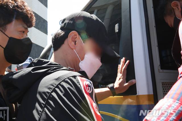 [제주=뉴시스] 우장호 기자 = 제주 지역 장기미제 '이승용 변호사 피살 사건' 피고인 김모씨. 2021.08.27. woo1223@newsis.com