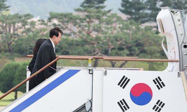 윤석열 대통령과 김건희 여사가 공군1호기에 탑승하고 있다. 연합뉴스