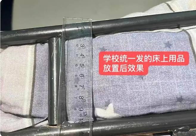 중국의 한 대학교 기숙사 2층 침대에서 떨어진 학생이 결국 목숨을 잃었다. 유가족들이 불법 개조된 저가의 기숙사 시설을 촬영해 SNS에 공유했다. 출처_웨이보