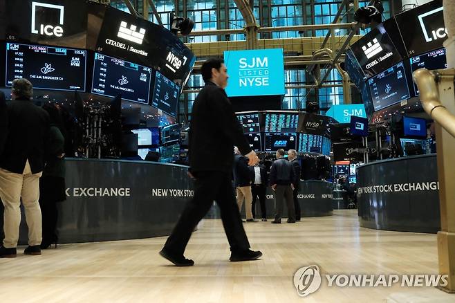 NYSE 입회장에 트레이더들의 모습 [연합뉴스 자료사진]