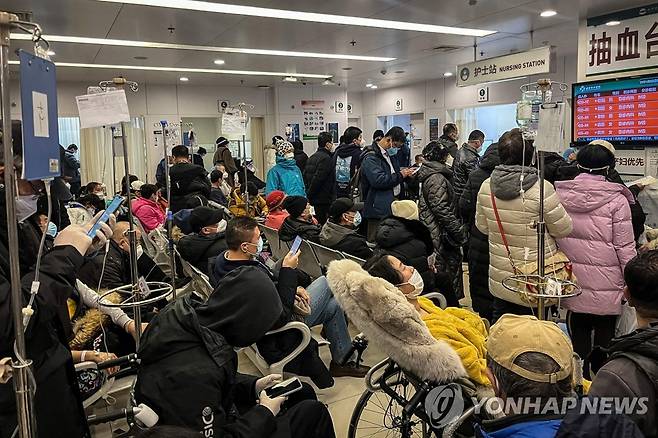 환자들로 가득 찬 중국 베이징 병원의 응급 병동 [베이징 AFP=연합뉴스 자료사진] 3일 중국 베이징의 한 병원 응급 병동 로비에 환자와 보호자들이 대기하고 있다. 중국 당국의 코로나19 통계 발표 중단으로 정확한 감염자 수를 알 수 없지만 급속한 감염에 따른 사망자 급증으로 화장 및 장례 시스템이 사실상 마비상태에 이른 것으로 보인다고 블룸버그통신이 4일 보도했다. 2023.01.04 ddy04002@yna.co.kr