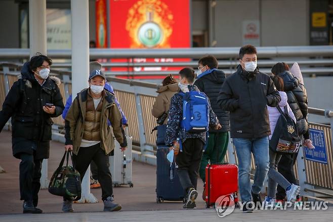 (EPA=연합뉴스) 중국이 입국자에 대한 격리를 폐지한 지난 8일 베이징 국제공항을 나서는 사람들. 2023.1.13.