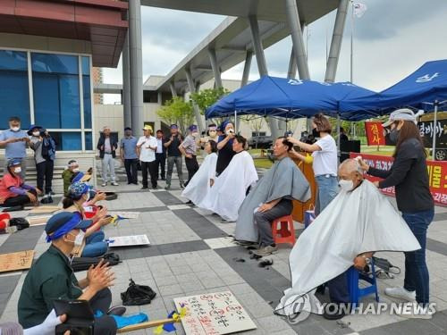 반대 시위하는 완주군 상관면 주민들 (완주=연합뉴스) 지난해 6월 23일 전북지방환경청 앞에서 완주군 상관면 주민들이 의료폐기물 소각장 설치에 반대하는 궐기대회를 열고 삭발 시위를 하고 있다. [연합뉴스 자료사진]