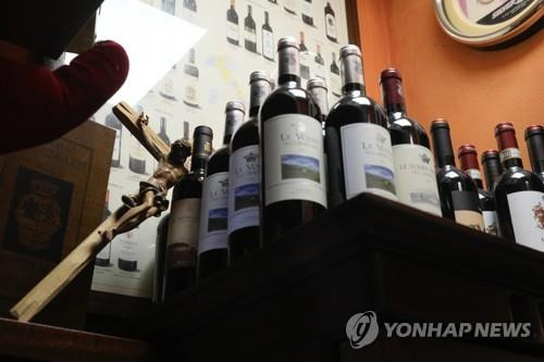 로마 술집에 진열된 와인 [AP=연합뉴스 자료사진]