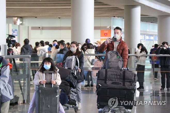 중국 강제격리 사라진 날 (베이징=연합뉴스) 한종구 특파원 = 중국 강제격리 폐지 첫날인 지난 8일 홍콩발 베이징행 항공편을 이용해 베이징 서우두 공항에 도착한 승객들이 입국장을 빠져나오고 있다.