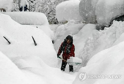 '또 폭설, 어떻게 치우나' [연합뉴스 자료 사진]