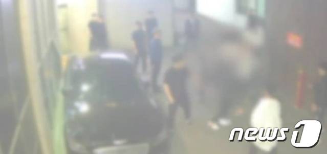 지난 2021년 5월 부산의 한 장례식장에서 조직폭력단 칠성파와 신20세기파 조직원들이 몸싸움을 벌이고 있는 모습.(부산경찰청 제공)