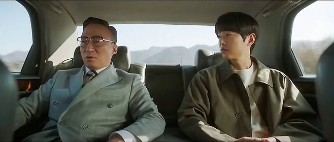 최근 종영한 드라마 '재벌집 막내아들'에서 순양그룹 회장 진양철(왼쪽·이성민 분)이 손자 진도준(송중기 분)에게 그룹 경영권을 물려줄 뜻을 밝히는 장면. 드라마 '재벌집 막내아들'은 원작 웹 소설과는 전혀 다른 결말로 끝나 팬들 사이에서 논란이 일었다. /넷플릭스