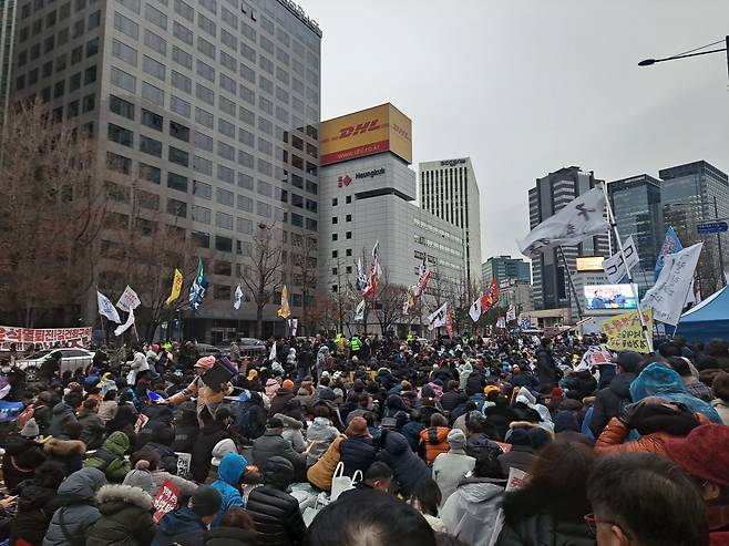 14일 오후 서울 중구 숭례문 앞에서 촛불행동이 대규모 시위를 벌이고 있다./강우량 기자