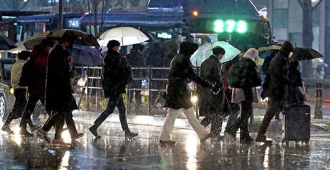 서울 종로구 세종대로사거리에서 시민들이 우산을 쓰고 이동하고 있다.ⓒ뉴시스