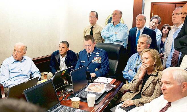 오사마 빈 라덴 제거 작전을 백악관 시츄에이션룸에서 지켜보는 버락 오바마 행정부 당국자들. 백악관 홈페이지