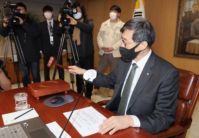 이창용 한국은행 총재가 13일 서울 중구 한국은행에서 금융통화위원회 회의에서 의사봉을 두드리고 있다. /뉴시스