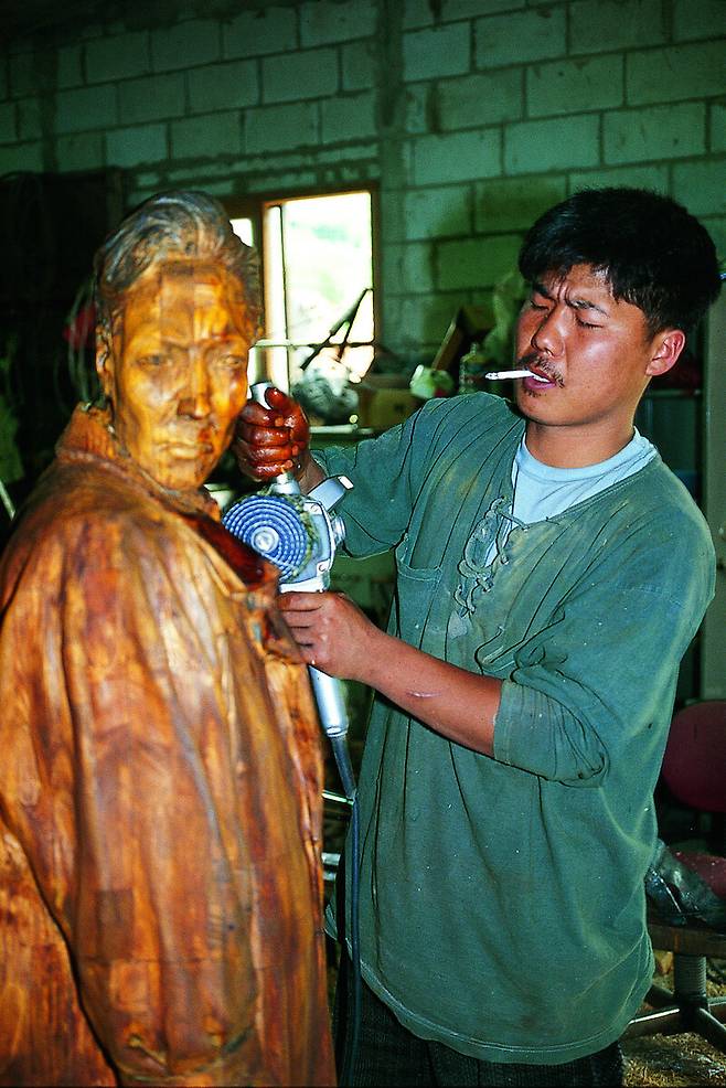 작업중인 구본주 작가. 구본주기념사업회 제공