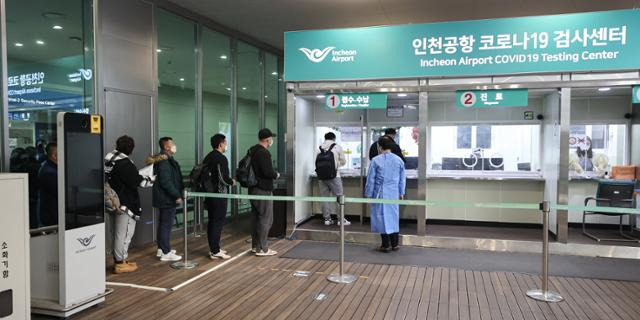 지난 9일 중국에서 인천국제공항 제2여객터미널로 입국한 단기체류 외국인들이 코로나19 검사센터에서 접수 순서를 기다리고 있다. 연합뉴스