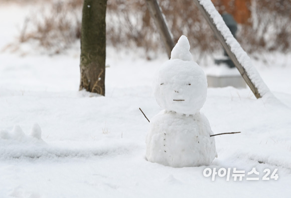 지난 1일 아침 전국 곳곳에 대설주의보가 발효된 가운데 경기 고양시의 한 아파트단지에 눈사람이 만들어져있다.