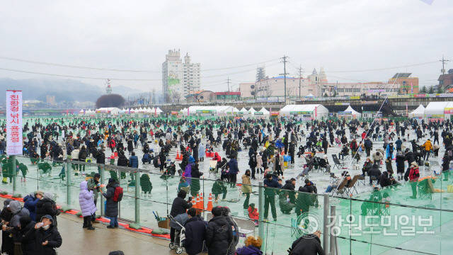 ▲ 화천산천어축제가 겨울비로 하루 휴장한 가운데 14일 얼음낚시터 등 일부프로그램 운영을 재개, 관광객들이 북적이고 있다.