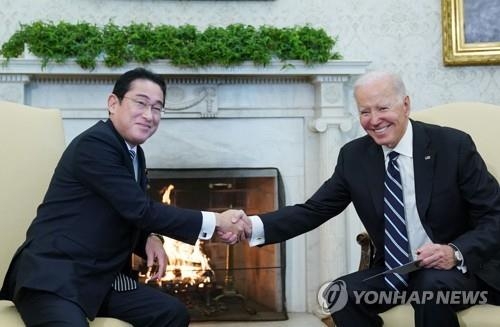 조 바이든 미국 대통령(우측)과 기시다 후미오 일본 총리. 연합뉴스