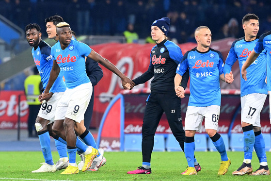 Napoli celebrate after beating Juventus 5-1 at the Stadio Diego Armando Maradona in Naples on Friday.  [AFP/YONHAP]