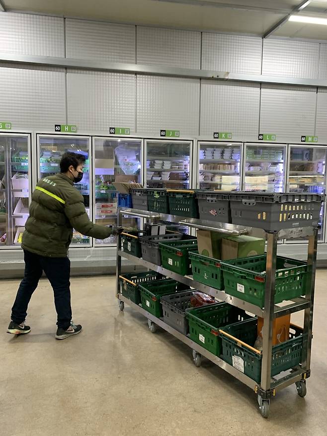 오아시스 물류센터에 첫 출근한 신입사원도 자신이 갖고 있는 스마트폰에 앱만 깔면 당일부터 바로 근무가 가능하다. (오아시스 제공)