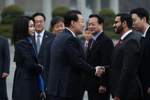 UAE·스위스 순방 나서는 윤석열 대통령 내외 - UAE·스위스 순방 나서는 윤석열 대통령 내외     (성남=연합뉴스) 임헌정 기자 = 윤석열 대통령과 김건희 여사가 14일 오전 아랍에미리트(UAE) 국빈 방문과 스위스 다보스포럼 참석 등을 위해 성남 서울공항에 도착, 환송 인사들과 악수하고 있다 2023.1.14 [대통령실제공. 재판매 및 DB금지]     kane@yna.co.kr (끝)